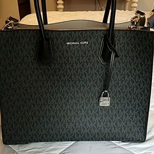 Michael Kors Signature Mercer Large Tote